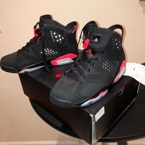 Jordan Retro 6’s - Black/Infrared 8.5 Men/10 Women